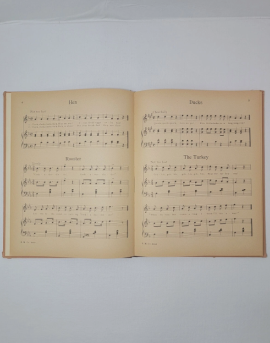 The SING And PLAY BOOK By ETHEL CROWNINSHIELD The BOSTON MUSIC CO. 9449, Published in1938