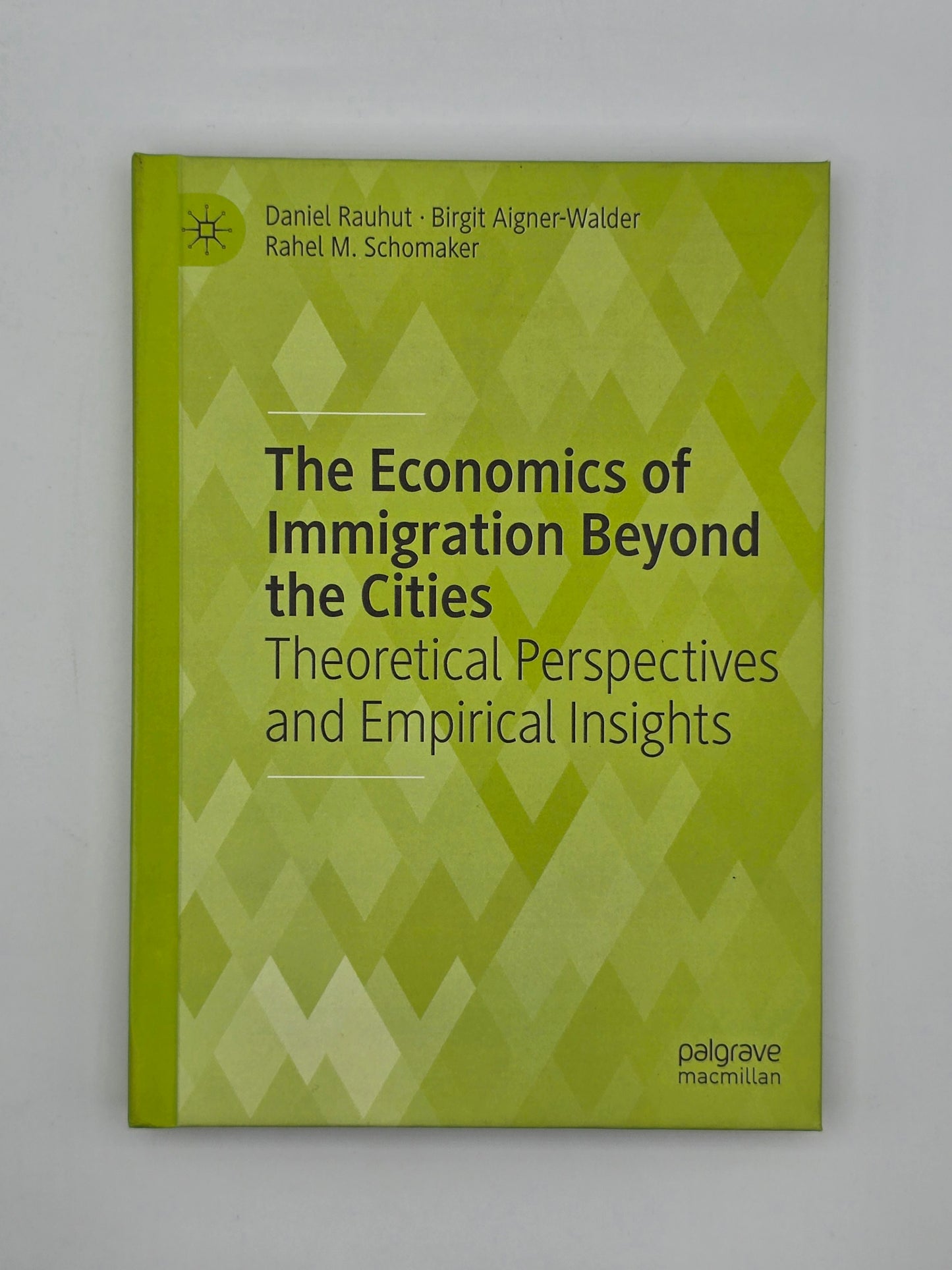 The Economics of Immigration Beyond the Cities : Theoretical Perspectives