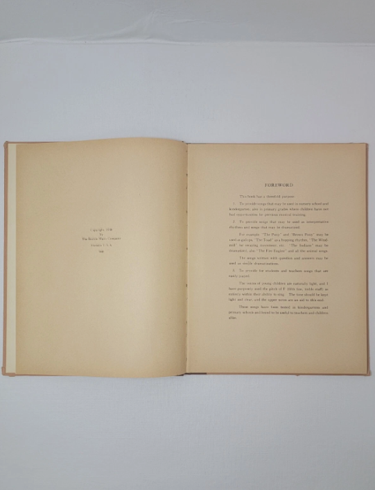 The SING And PLAY BOOK By ETHEL CROWNINSHIELD The BOSTON MUSIC CO. 9449, Published in1938